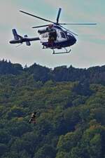 Bei einer Vorfhrung mit dem LAR Rettungshubschrauber, (LX-HMS), McDonnell Douglas, MD 900 Explorer, werden Beide Personen von der Plattform im See hochgehoben. 22.09.2024