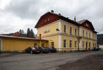 Der schöne Bahnhof Bečov nad Teplou (Petschau) der Bahnstrecke Mariánské Lázně–Karlovy Vary (Marienbad–Karlsbad) – SŽDC 149 und Anfangs- bzw. Endpunkt der Bahnstrecken Blatno u Jesenice – Bečov nad Teplou (SŽDC 161), sowie Bečov nad Teplou - Krásný Jez–Nové Sedlo u Lokte (SŽDC 144). Hier am 20.04.2023 von der Straßenseite.