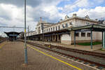 Der Bahnhof Mariánské Lázně (Marienbad) von der Gleisseite am 19.04.2023.