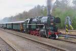 Laubfrosch 464 202 steht mit ein Dampfpendelzug am 11 Mai 2024 in Luzna u Rakovnika.