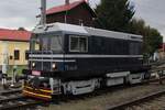 T435-003 lauft am regnerischen Freitag 26 September 2025 beim Rangierarbeiten um in Benesov u Prahy.