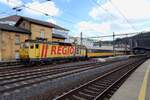 RegioJet 162 112 schiebt ein Garnitur nach Cheb ins bahnhof von Usti nad Labem hl.n. am 10 Juni 2022.