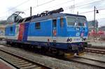 Am 8 April 2017 wartet 371 001 in Dresden Hbf auf neue Angaben.