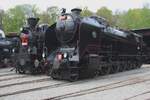 Frisch renoviert steht 464.102 'Usata' (Uhu) am 11 Mai 2024 ins Eisenbahnmuseum in Luzna u Rakovnika.