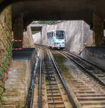 Begegnung in der abtschen Ausweiche an der Mittelstation Jelení skok (Hirschsprung) der Standseilbahn Diana (tschechisch Lanová dráha Diana) in Karlsbad (Karlovy Vary) am 18.04.2023,