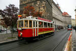 Der Museums-Triebwagen 351, ein Ringhoffer DSM, der Straßenbahn Prag (DPP - Dopravní podnik hlavního města Prahy a.s., ex Elektrické Dráhy královského