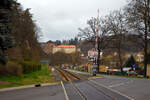 Bečov nad Teplou (Petschau) am 20.04.2023: Blick auf die Bahnstrecke Mariánské Lázně–Karlovy Vary (Marienbad–Karlsbad) – SŽDC 149, hier beim Bahnhof in