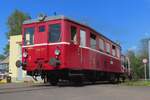 Hinter den Bahnübergang mit etwas Zooming kann Mann M131.1513 in Froschperspektiv beleben, wie am 11 Mai 2024 in Luzna u Rakovnika.