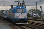 Vom Bahnsteig mit Zom: CD 380 009 zieht ein IC nach Ceske Budejovice durch Benesov u Prahy am 26 September 2025 und wird vom mindestens zehn Bahnfans fotografiert.