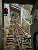 Blick hinauf von der Talstation Stará louka (Alte Wiese) der Standseilbahn Diana (tschechisch Lanová dráha Diana) in Karlsbad (Karlovy Vary) auf die ersten Gleismetern am 18.04.2023.