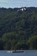 Bei einer Vorfhrung mit dem LAR Rettungshubschrauber, (LX-HMS), McDonnell Douglas, MD 900 Explorer, muss die Person gesichert werden um mit dem Rettungsassistenten an Bord hochgehoben zu werden.