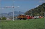 50 Jahre Blonay Chamby - MEGA BERNINA FESTIVAL: Das RhB Bernina Krokodil Ge 4/4 182 und der RhB ABe 4/4 35 bei einem Signalhalt in Sonzier mit ihrem Riviera Belle Epoque auf der Fahrt nach Chaulin.