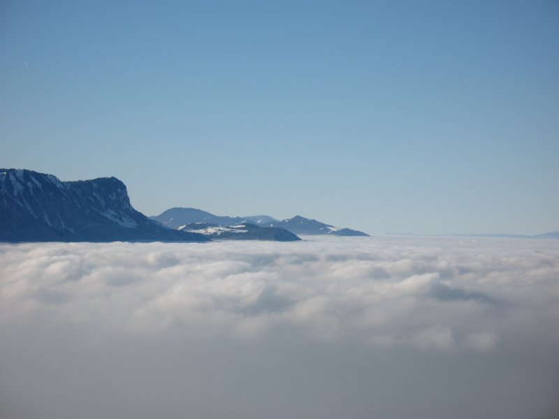 Über den Wolken muss die Freiheit wohl grenzenlos sein...
Bei diesem Nebelmeer über dem Genfersee fällt mir spontan dieser Liedertext ein. 
(Dezember 2007)
